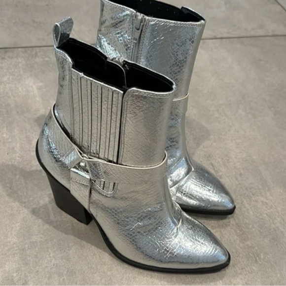 DV by Dolce Vita Nilano Metallic Ankle Booties - Picture 5 of 7